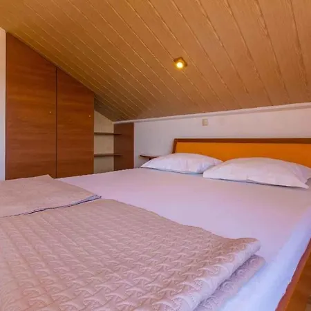 Apartment In 13731 *