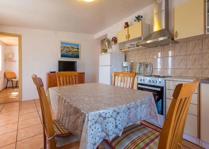 Apartment In 13731 *